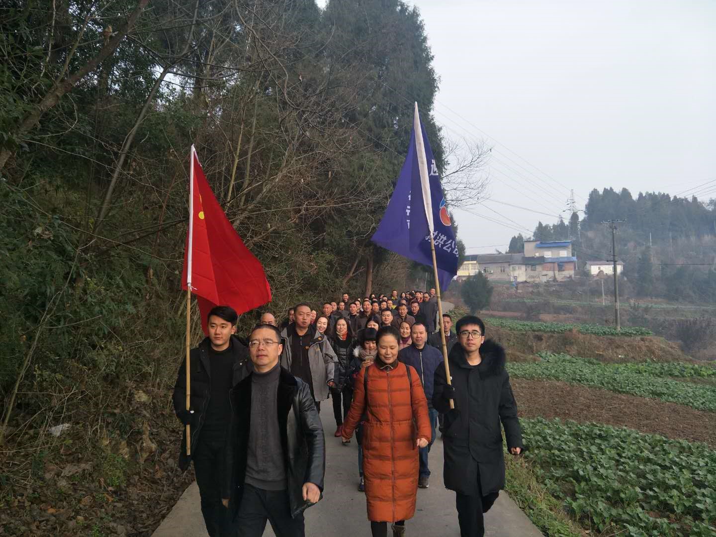 徒步队伍大步前行中.jpg 徒步队伍大步前行中.jpg