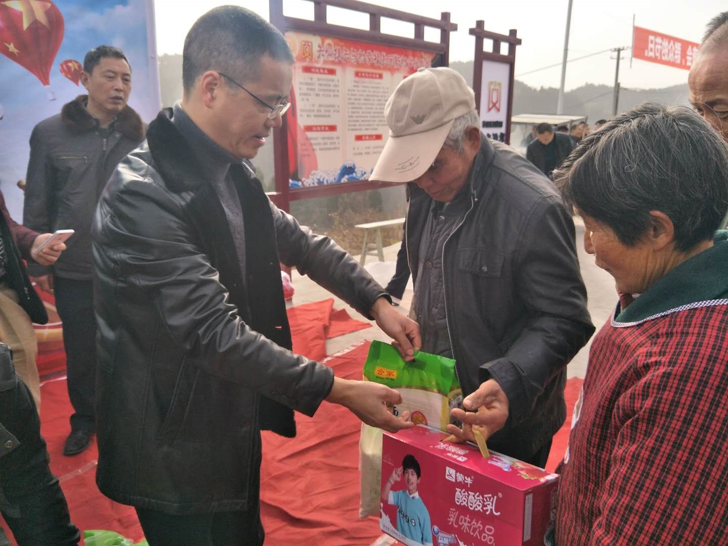 爱心慰问暖人心.jpg 爱心慰问暖人心.jpg