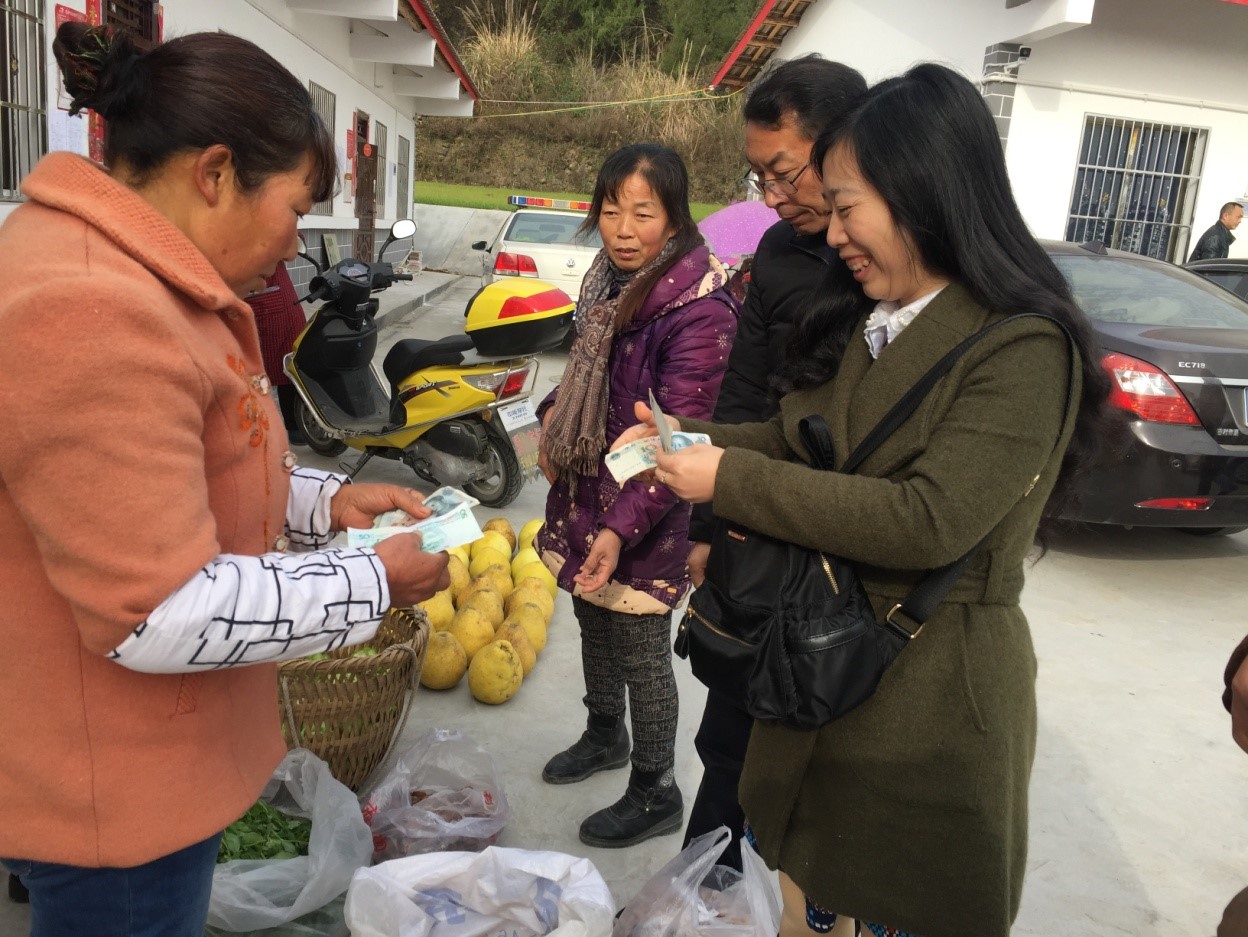 以购代扶行动中.jpg 以购代扶行动中.jpg